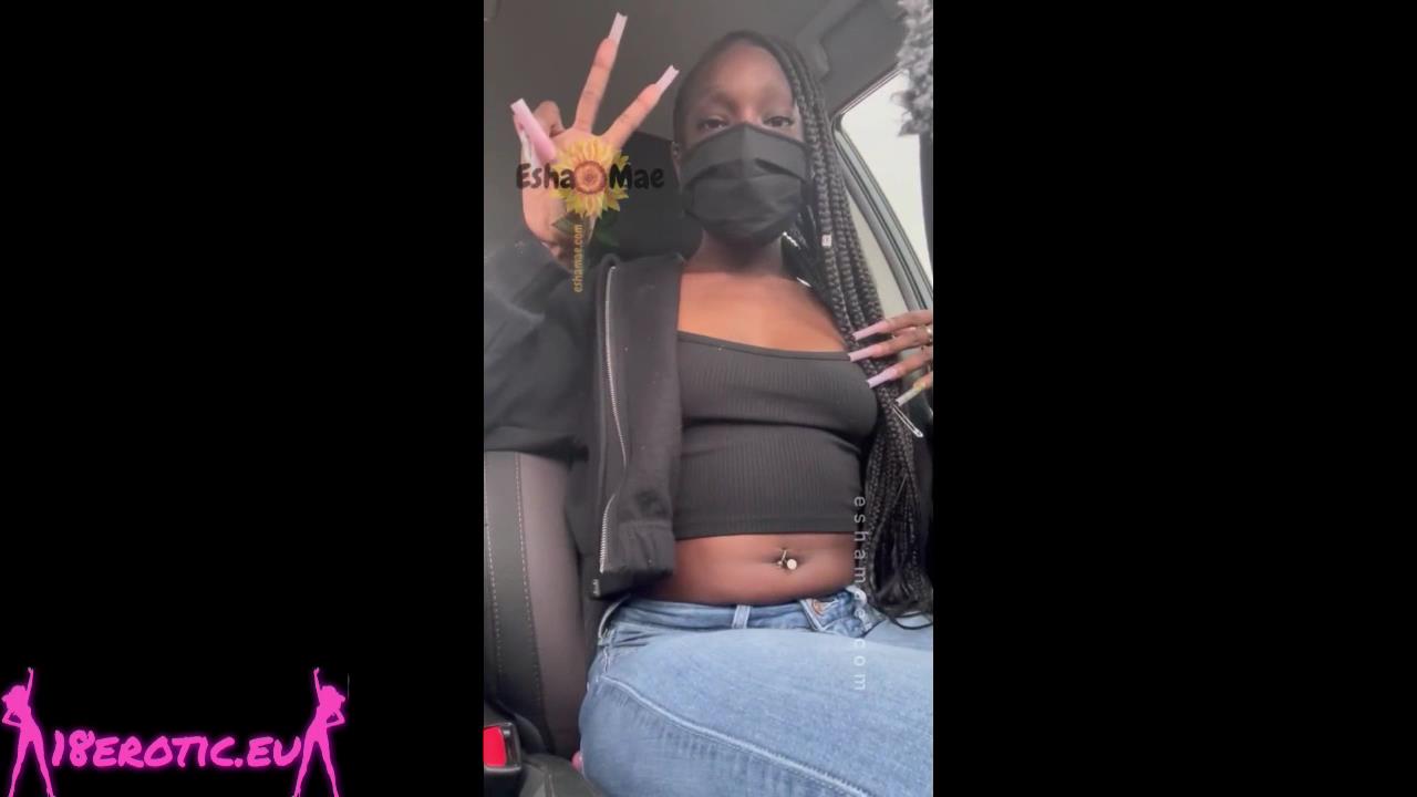 Ebony slut squirting and creaming from fucking cucumbers